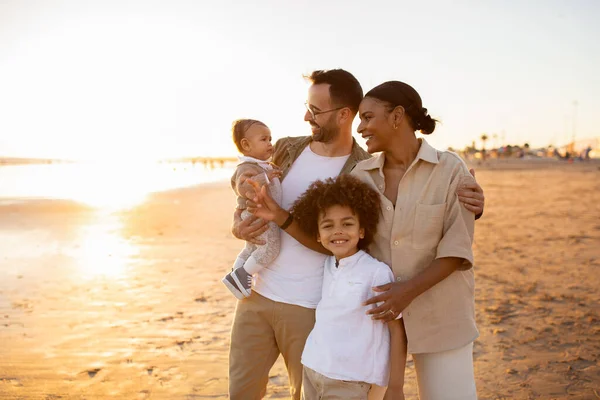 Nawiązywanie Więzi Przy Plaży Szczęśliwej Wielorasowej Rodziny Spacerując Ciesząc Się — Zdjęcie stockowe