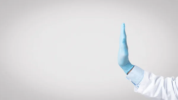 Χέρι Του Ηλικιωμένου Γιατρού Άνθρωπος Λευκό Παλτό Προστατευτικά Γάντια Δείχνει — Φωτογραφία Αρχείου