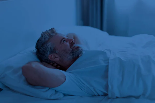 Бессонный Мужчина Средних Лет Пижаме Лежал Руками Головой Кровати Одиночестве — стоковое фото
