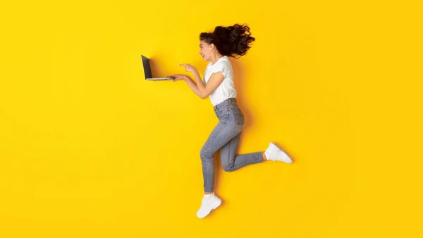 Çevrimiçi Teklif Nternette Gezinen Dizüstü Bilgisayar Kullanan Heyecanlı Bayan Sarı — Stok fotoğraf