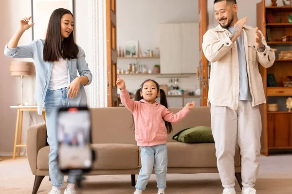 Family Lifestyle Blogging Joyeux Parents Asiatiques Bébé Fille Dansant Ensemble — Photo