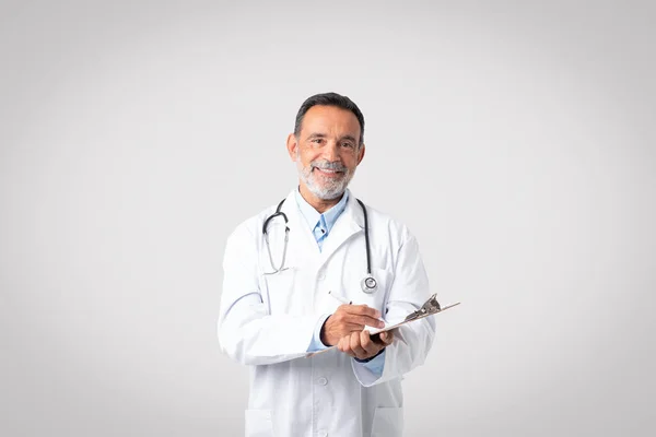 Positivo Europeo Médico Senior Hombre Bata Blanca Con Estetoscopio Tomar — Foto de Stock