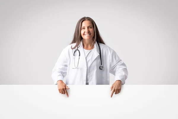 Great Medical Offer Happy Senior Doctor Woman Pointing Blank White — Stock Photo, Image