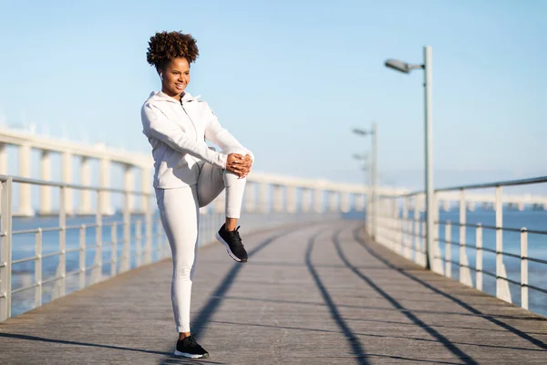 Rutina Fitness Aire Libre Mujer Negra Joven Motivada Estirando Los — Foto de Stock
