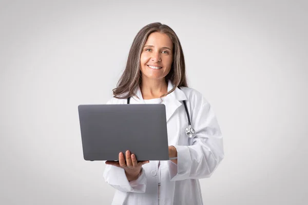 Online Medical Research Senior Doctor Woman Holding Laptop Smiling Camera — Stock Photo, Image