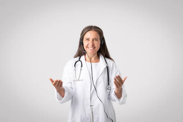 Online Onderwijs Gezondheidszorg Gelukkige Oude Vrouw Dokter Koptelefoon Consulterende Patiënt — Stockfoto
