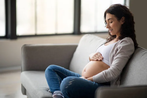Förbereder För Moderskapet Ung Gravid Kvinna Tenderly Röra Hennes Mage — Stockfoto