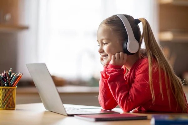 Sorrindo Menina Caucasiana Fones Ouvido Usando Laptop Casa Bonito Feliz — Fotografia de Stock