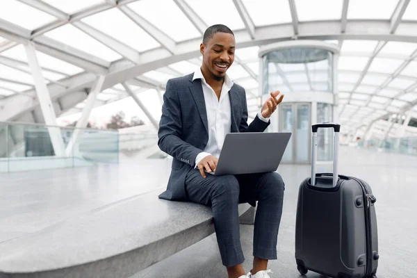 Telefonkonferenz Schwarzer Geschäftsmann Macht Videoanruf Laptop Flughafen Lächelnder Junger Afroamerikanischer — Stockfoto