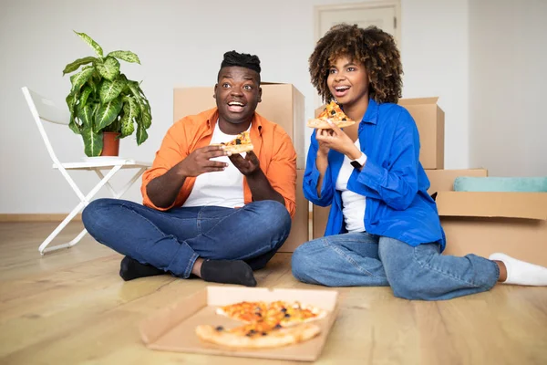 African American Couple Relaxing Pizza Moving Day Smiling Black Spouses — Stock Photo, Image