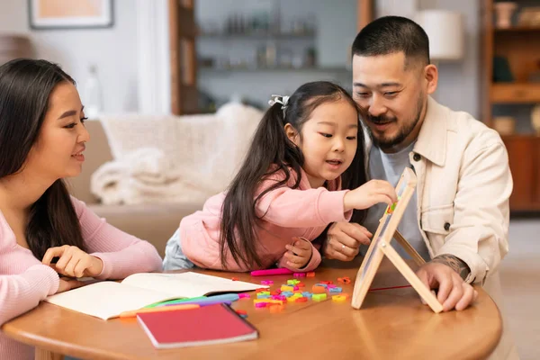 Educação Precoce Envolvimento Dos Pais Mãe Pai Japoneses Ensinando Sua — Fotografia de Stock