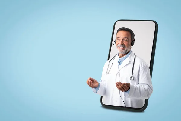 Médico Europeu Sênior Positivo Casaco Branco Com Estetoscópio Fones Ouvido — Fotografia de Stock