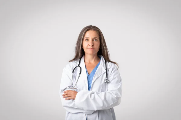 Den Moderna Sjukvårdens Ansikte Porträtt Självsäker Senior Läkare Kvinna Poserar — Stockfoto