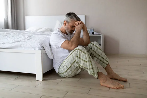 Deprimido Meia Idade Cinza Cabelos Bonitos Homem Vestindo Pijama Sentado — Fotografia de Stock