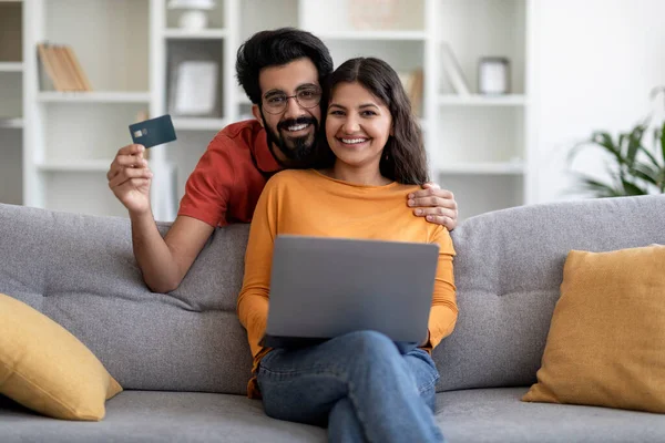 Çevrimiçi Alışveriş Konsepti Evde Dizüstü Bilgisayar Kredi Kartı Kullanan Mutlu — Stok fotoğraf