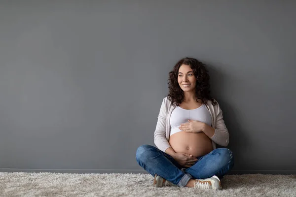 Czas Macierzyństwo Piękna Kobieta Ciąży Siedząca Podłodze Obejmująca Brzuch Młoda — Zdjęcie stockowe