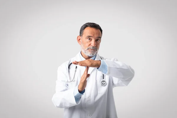 Médico Sênior Europeu Grave Triste Casaco Branco Com Estetoscópio Mostram — Fotografia de Stock