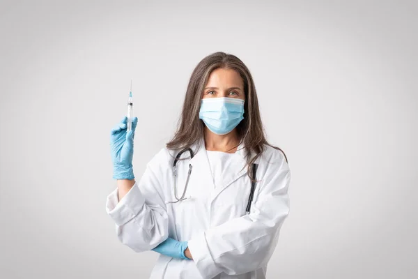 Immunization Concept Senior Doctor Woman Medical Mask Holding Syringe Vaccine — Stock Photo, Image