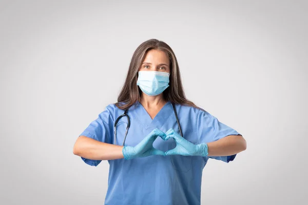 Fröhliche Oberärztin Medizinischer Maske Zeigt Herz Mit Händen Und Unterstreicht — Stockfoto