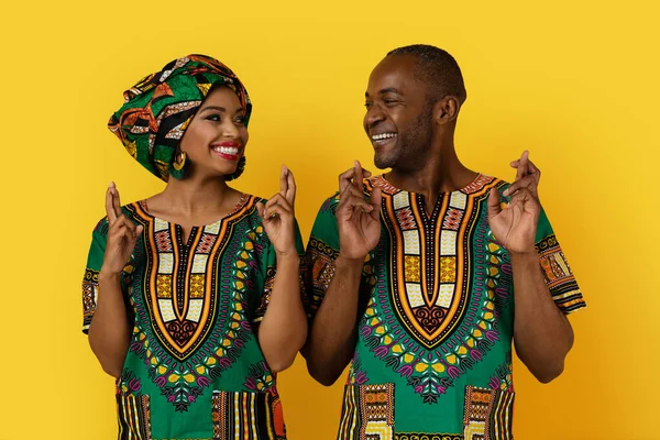 Houden Van Aantrekkelijke Volwassen Zwart Paar Heldere Nationale Afrikaanse Kleding — Stockfoto