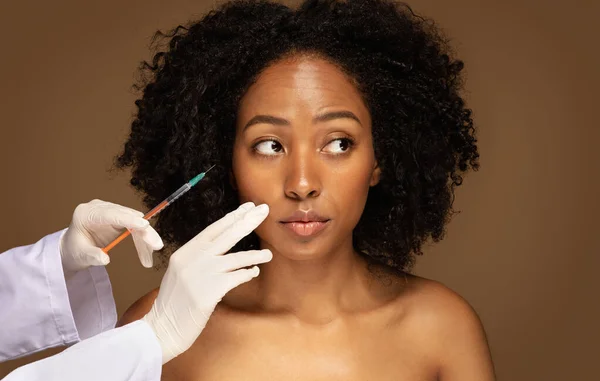 Zbliżenie Pięknej Milenijnej Afrykańskiej Kobiety Topless Sesję Wstrzyknięć Kosmetycznych Kosmetyczki — Zdjęcie stockowe