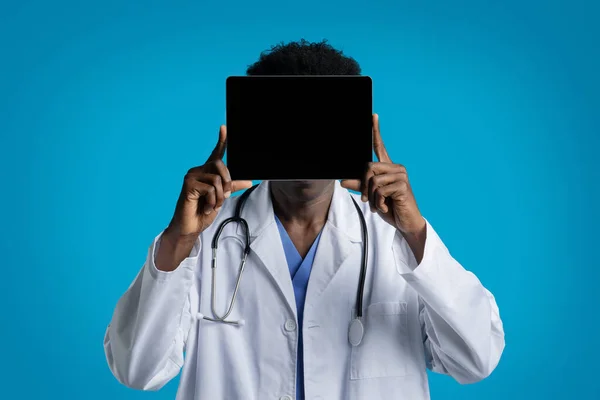 Αγνώριστος Αφροαμερικάνος Που Φοράει Λευκό Παλτό Γιατρός Κρατώντας Ψηφιακό Tablet — Φωτογραφία Αρχείου