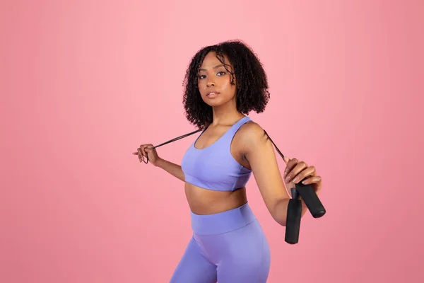 Senhora Encaracolada Americana Africana Millennial Confiante Sportswear Com Pular Corda — Fotografia de Stock