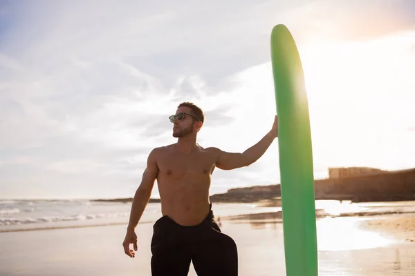 Joven Guapo Surfista Masculino Con Tabla Surf Pie Playa Atardecer — Foto de Stock