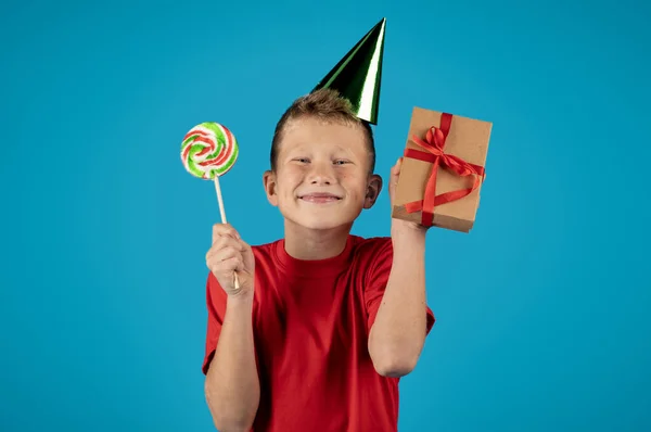 Święto Dnia Portret Happy Little Boy Holding Candy Present Box — Zdjęcie stockowe