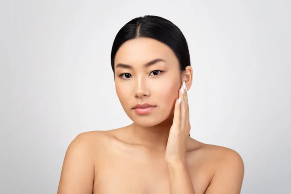 Asyalı Genç Bayan Başarılı Yüz Derisi Rutininin Güzel Cildine Dokunuyor — Stok fotoğraf