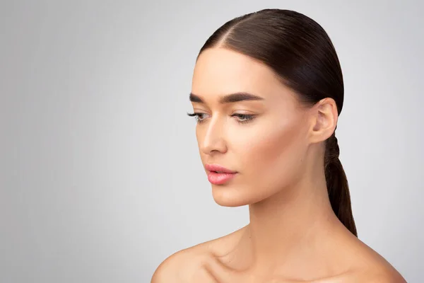Cosmetología Belleza Facial Impresionante Dama Europea Sin Camisa Mirando Lado — Foto de Stock