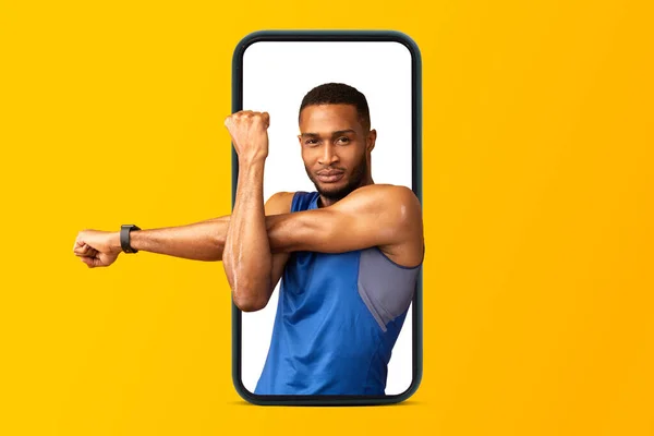Sarı Stüdyo Arka Planında Izole Bir Şekilde Telefon Ekranında Egzersizi — Stok fotoğraf