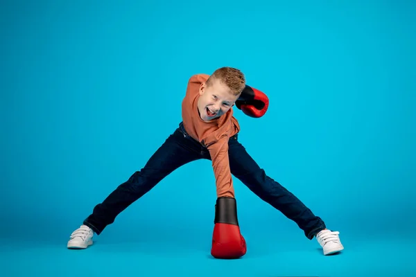 Веселий Маленький Хлопчик Боксерських Рукавичках Розважаючись Над Синім Тлом Смішний — стокове фото