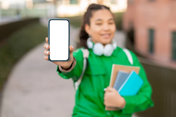 Ragazza Adolescente Studente Dimostrando Smartphone Vuoto Alla Fotocamera Posa Presso — Foto Stock