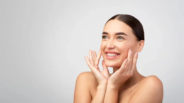 Face Skincare Delight Wanita Muda Ceria Tersenyum Menyentuh Smooth Dan — Stok Foto