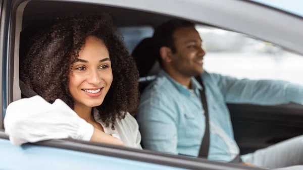 Veículo Familiar Casal Árabe Sorridente Dirigindo Carro Desfrutando Primeiro Passeio — Fotografia de Stock