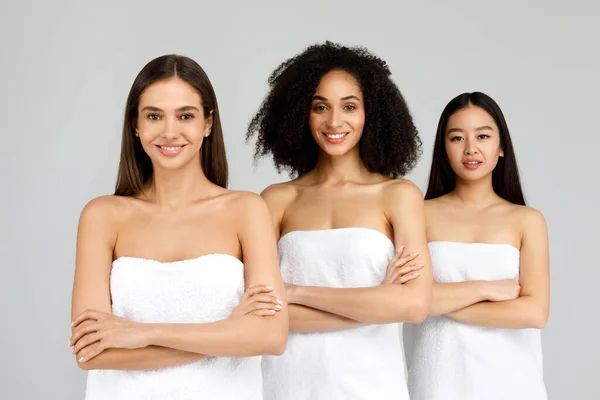Beauty Portrait Diverse Ladies Posing Grey Background Happy Asian Black — Stock Photo, Image