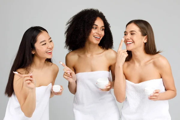 Beauty Skincare Concept Three Women Different Types Skin Caucasian African — Stock Photo, Image