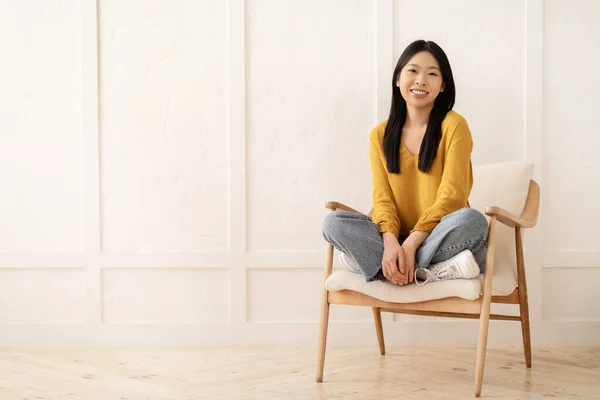 Bonita Atraente Jovem Mulher Asiática Confortável Roupa Casual Sentado Poltrona — Fotografia de Stock