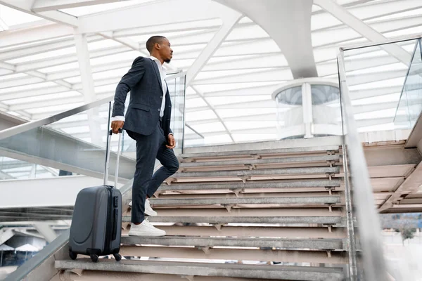 Joven Hombre Negocios Negro Con Maleta Que Sube Escaleras Terminal — Foto de Stock