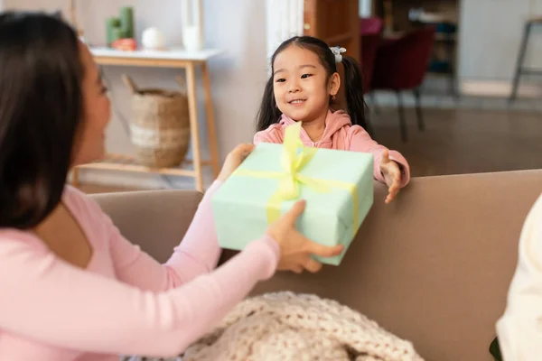 День Матері Сюрприз Азіатська Маленька Дівчинка Дає Загорнута Подарункова Коробка — стокове фото