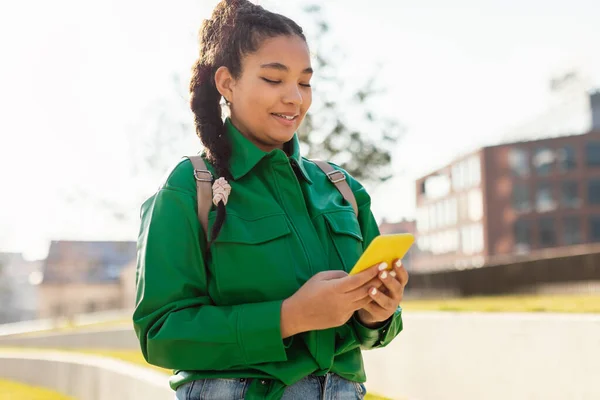 Elegante Estudiante Adolescente Que Utiliza Teléfono Celular Caminando Parque Urbano —  Fotos de Stock
