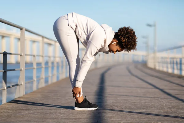 Zwarte Sportieve Vrouw Maken Naar Voren Slanke Oefening Tijdens Training — Stockfoto
