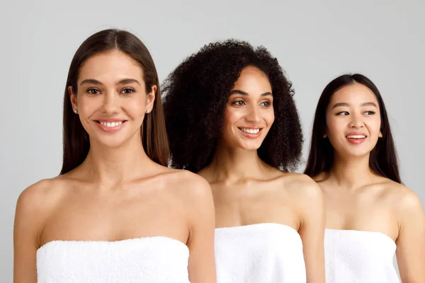 Tiga Wanita Muda Bahagia Multirasial Berpose Dalam Handuk Mandi Putih — Stok Foto