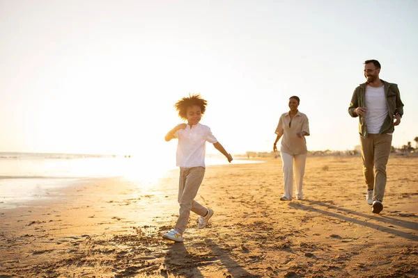 Szczęśliwa Rodzina Trojga Spacerujących Biegających Wzdłuż Wybrzeża Rodzice Bawiący Się — Zdjęcie stockowe
