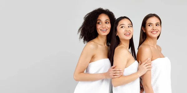 Schönheitsspektrum Fröhliche Junge Drei Verschiedene Models Posieren Badetüchern Schauen Den — Stockfoto