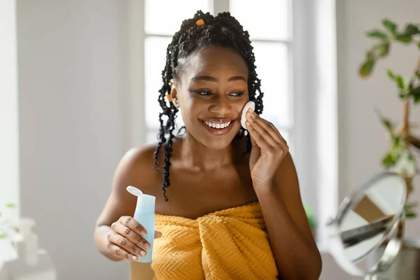 Revelador Resplandor Natural Sonriente Hermosa Mujer Negra Mirando Espejo Utilizando — Foto de Stock