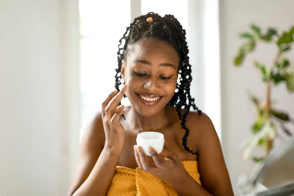 Hautfeuchtigkeitskonzept Glückliche Schwarze Dame Handtuchhalter Glas Creme Auf Das Gesicht — Stockfoto
