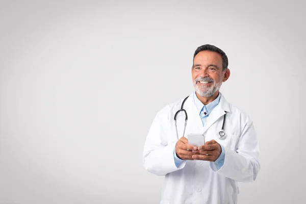Leende Europeiska Senior Läkare Vit Rock Med Stetoskop Chatta Telefon — Stockfoto