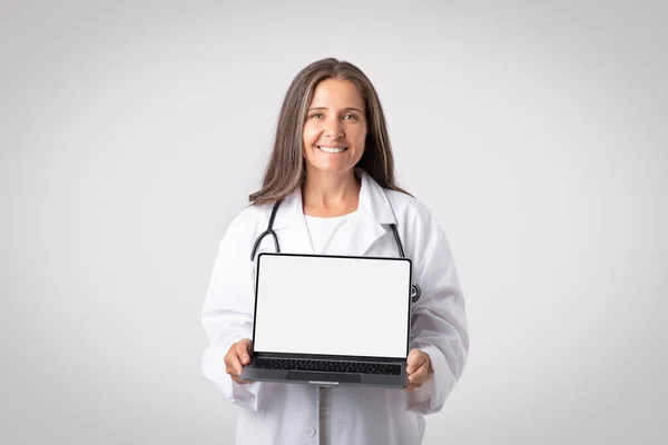 Health App Promotion Concept Happy Senior Woman Doctor Workwear Doc — Stock Photo, Image